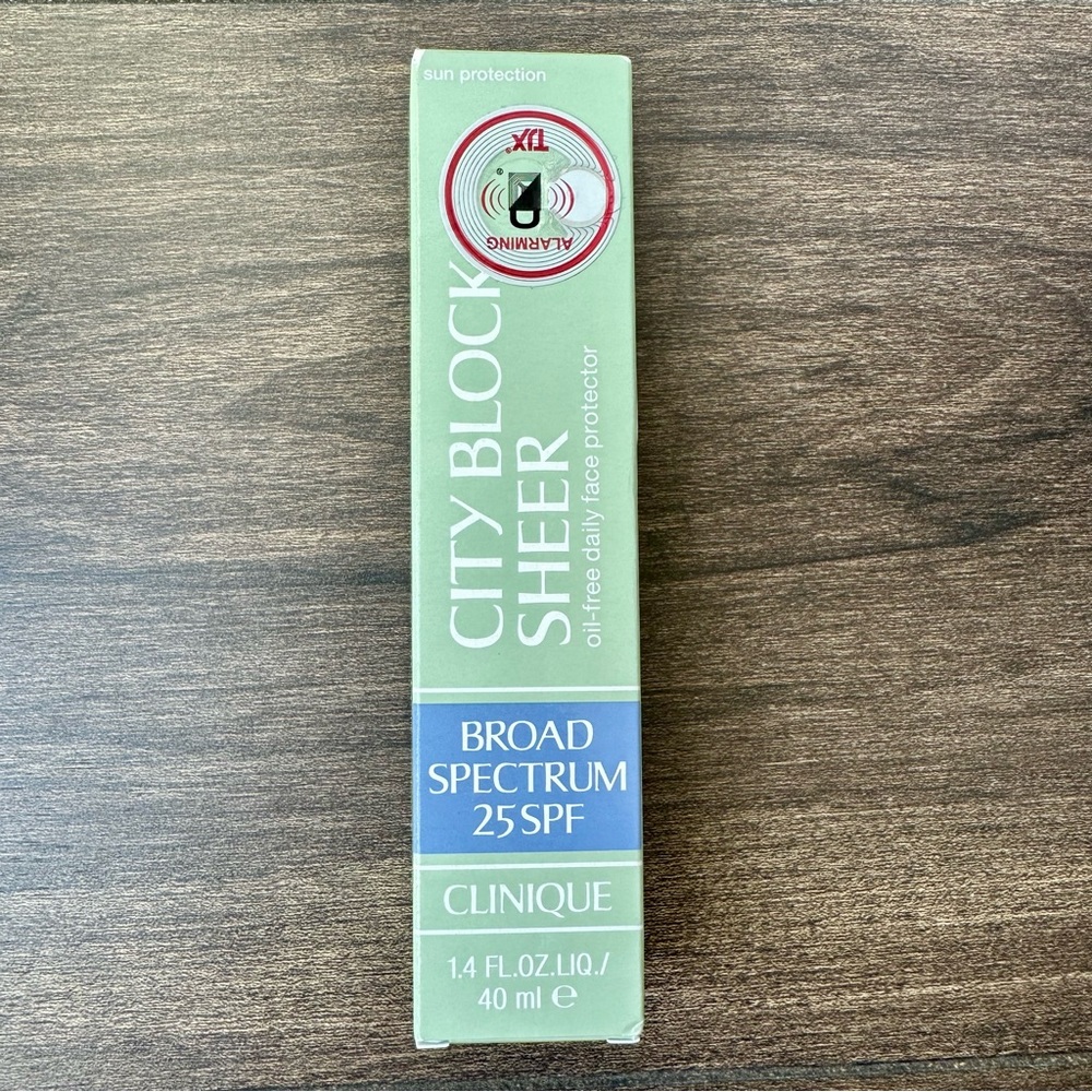 Clinique City Block Sheer Oil-Free Daily Face Protector SPF 25 - NEW Open Box